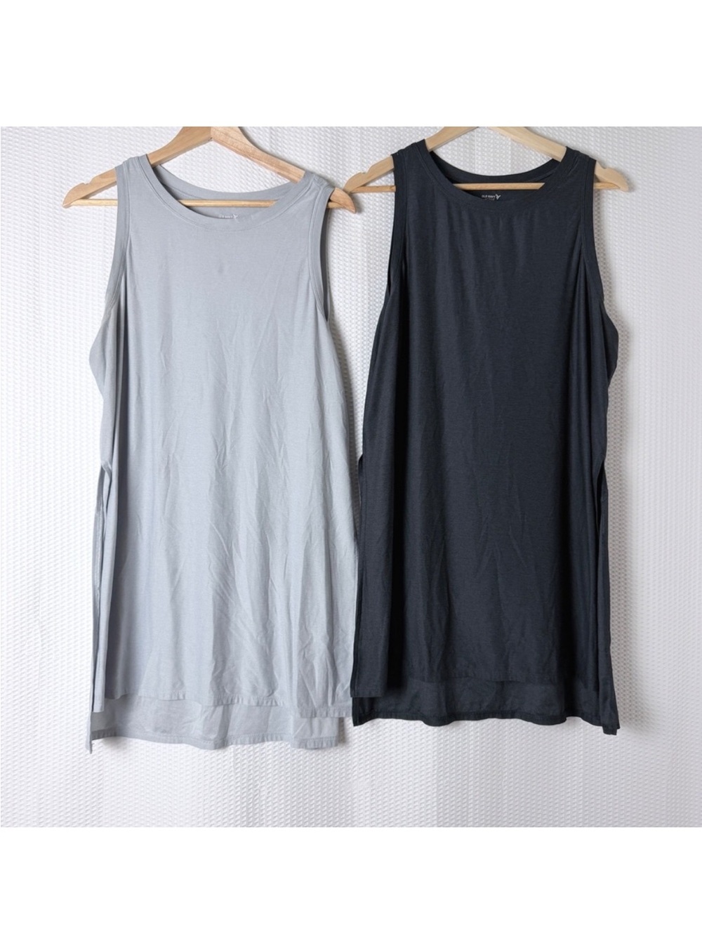 Old Navy Active Go-Dry Cloud94 Light Gray and Black Tank Tops (2)